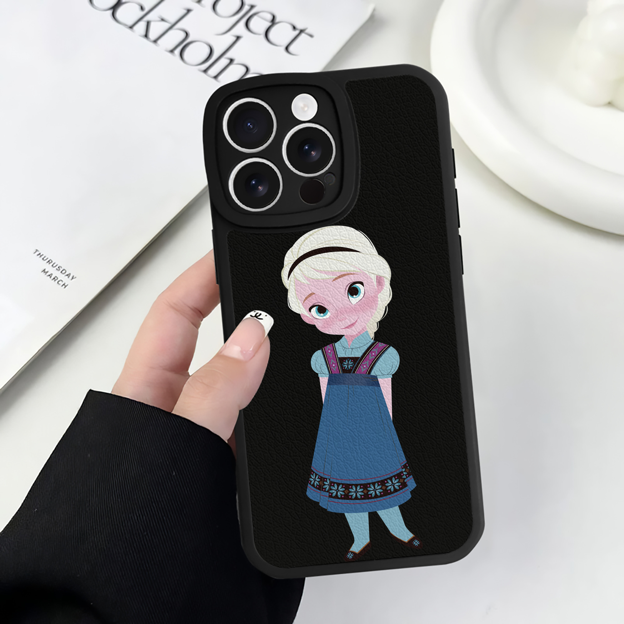 （画像用） アナと雪の女王 アンナ エルサ Frozen Anna Elsa 【iPhone 16シリーズ対応】シリコンスマホケース（レザー調） 材質：シリコン